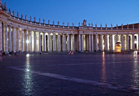 Colonade στην πλατεία του Αγίου Πέτρου στο Βατικανό φωτογραφία