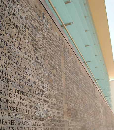 Res Gestae Divi Augusti all'Ara Pacis foto