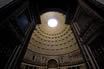 Guardando All'interno Del Pantheon Di Roma