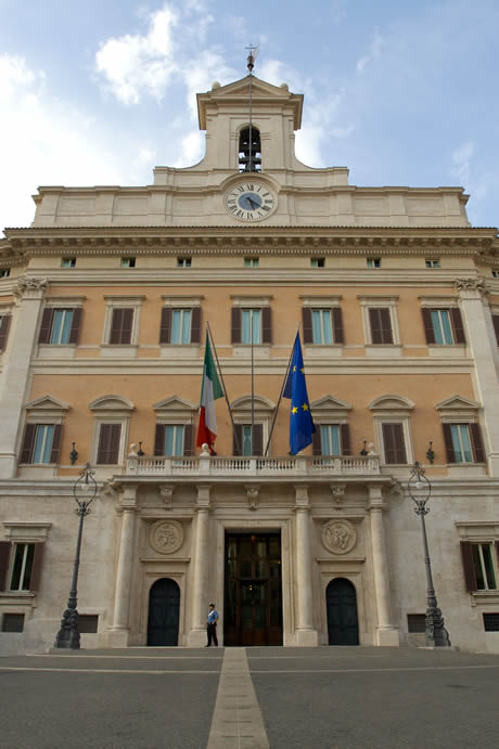 Palatul Montecitorio din Roma sediul Camerei Deputatilor din Italia foto